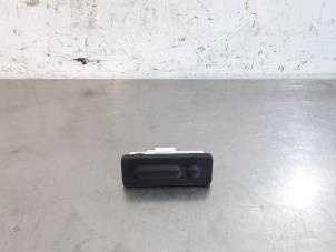 Gebruikte Schakelaar achterklep Peugeot 3008 II (M4/MC/MJ/MR) 1.2 12V e-THP PureTech 130 Prijs € 54,45 Inclusief btw aangeboden door Autohandel Didier