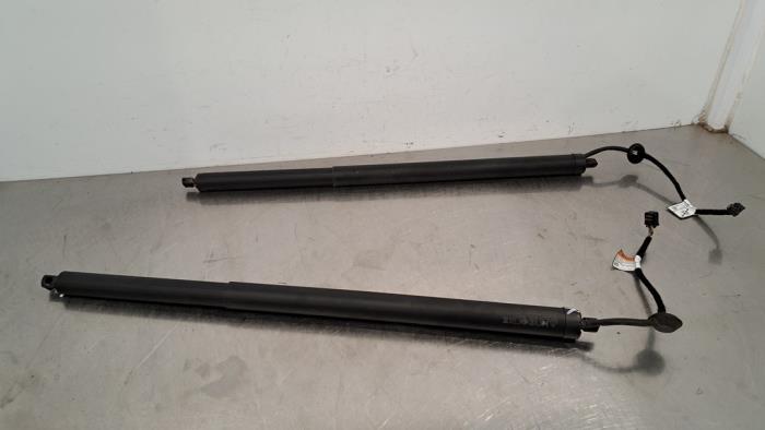 Set of gas struts for boot Lynk &amp; Co 01