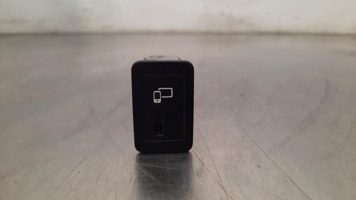 Ligação AUX/USB Mercedes EQC