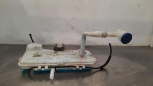 Gebruikte Ruitensproeiertank voor Peugeot Rifter (ER/EC/EZ) 1.2 PureTech 110 Prijs € 54,45 Inclusief btw aangeboden door Autohandel Didier