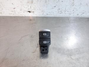 Gebruikte Schakelaar handrem Renault Megane IV (RFBB) 1.3 TCe 140 16V Prijs € 30,25 Inclusief btw aangeboden door Autohandel Didier