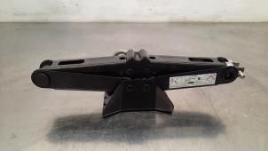 Gebruikte Krik Citroen C3 Aircross I (2C/2R) 1.2 e-THP PureTech 110 Prijs € 36,30 Inclusief btw aangeboden door Autohandel Didier