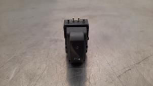 Gebruikte PDC Schakelaar Renault Twingo III (AH) 1.0 SCe 70 12V Prijs € 18,15 Inclusief btw aangeboden door Autohandel Didier