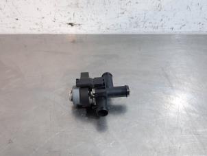 Gebruikte Extra waterpomp Mercedes A (177.0) 1.3 A-250 e Turbo 16V Prijs € 102,85 Inclusief btw aangeboden door Autohandel Didier