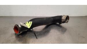 Gebruikte Intercooler Slang Peugeot 3008 II (M4/MC/MJ/MR) 1.6 16V HYbrid 225 Prijs € 54,45 Inclusief btw aangeboden door Autohandel Didier