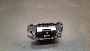 Gebruikte Handrem schakelaar Landrover Discovery Sport (LC) 2.0 Si4 16V Prijs € 42,35 Inclusief btw aangeboden door Autohandel Didier