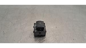 Gebruikte Schakelaar achterklep Alfa Romeo Stelvio (949) 2.2d 16V 210 Q4 Prijs € 18,15 Inclusief btw aangeboden door Autohandel Didier