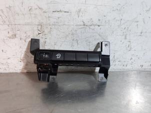 Gebruikte Schakelaar Koplamp Ihv Nissan Juke (F16) 1.0 DIG-T 12V Prijs € 36,30 Inclusief btw aangeboden door Autohandel Didier