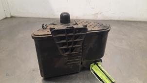 Gebruikte Koolstoffilter Mercedes CLA (117.3) 1.6 CLA-180 16V Prijs € 36,30 Inclusief btw aangeboden door Autohandel Didier