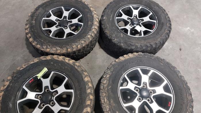 Kit jantes + pneumatiques Jeep Wrangler