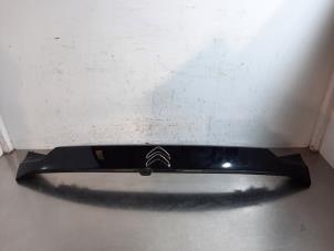 Gebruikte Sierlijst achterklep Citroen C4 Berline (BA/BB/BC) 1.5 Blue HDi 130 16V Prijs € 163,35 Inclusief btw aangeboden door Autohandel Didier