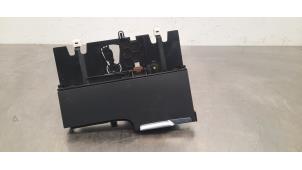 Gebruikte Asbak voor Volvo V60 II (ZW) 2.0 B3 16V Mild Hybrid Prijs € 36,30 Inclusief btw aangeboden door Autohandel Didier