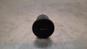 Gebruikte AUX/USB aansluiting Renault Master III (EV/HV/UV/VA/VB/VD/VF/VG/VJ) 2.3 dCi 165 16V FWD Prijs € 18,15 Inclusief btw aangeboden door Autohandel Didier