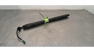 Gebruikte Kofferdekseldemper rechts-achter Peugeot 308 SW (F4/FC/FN/FR) 1.2 12V PureTech 110 Prijs € 163,35 Inclusief btw aangeboden door Autohandel Didier