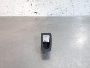 Gebruikte Schakelaar handrem Mercedes C-Klasse AMG (W205) C-43 AMG 3.0 V6 24V Turbo 4-Matic Prijs € 24,20 Inclusief btw aangeboden door Autohandel Didier