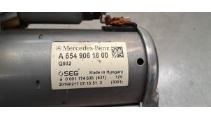 Startmotor van een Mercedes-Benz C Estate (S205) C-200d 1.6 Turbo 16V 2019