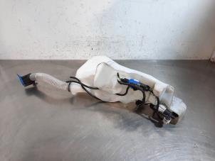 Gebruikte Ruitensproeiertank voor Jaguar F-Pace 2.0 Turbo 16V AWD Prijs € 36,30 Inclusief btw aangeboden door Autohandel Didier