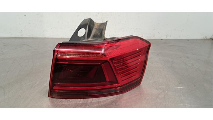 Feu arrière droit Volkswagen Passat