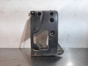 Gebruikte Bumpersteun links-achter Renault Master III (FV) 2.3 Energy dCi 180 Twin Turbo 16V FWD Prijs € 42,35 Inclusief btw aangeboden door Autohandel Didier