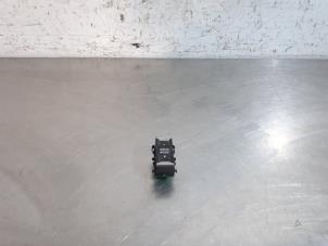 Gebruikte Schakelaar (diversen) Peugeot 2008 (UD/UK/UR/US/UX) 1.2 VTi 12V PureTech 130 Prijs € 30,25 Inclusief btw aangeboden door Autohandel Didier