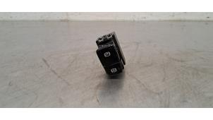 Gebruikte Schakelaar handrem Volvo XC40 (XZ) 1.5 T2 12V Prijs € 54,45 Inclusief btw aangeboden door Autohandel Didier