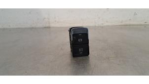 Gebruikte Schakelaar handrem Volkswagen Golf VII (AUA) 2.0 R 4Motion 16V Prijs € 24,20 Inclusief btw aangeboden door Autohandel Didier