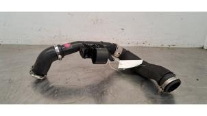 Gebruikte Intercooler Buis Peugeot 308 (F3/FB/FH/FM/FP) 1.2 12V PureTech 110 Prijs € 48,40 Inclusief btw aangeboden door Autohandel Didier