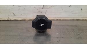 Gebruikte 12 Volt aansluiting Peugeot 5008 II (M4/MC/MJ/MR) 1.2 12V e-THP PureTech 130 Prijs € 30,25 Inclusief btw aangeboden door Autohandel Didier