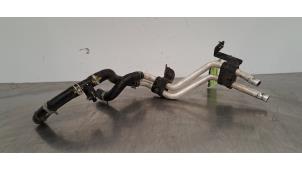 Gebruikte Koelwaterslang Hyundai Santa Fe IV 1.6 T-GDI Hybrid HTRAC Prijs € 66,55 Inclusief btw aangeboden door Autohandel Didier