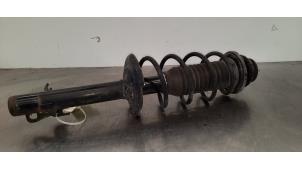 Gebruikte Schokdemper links-voor Toyota Aygo (B40) 1.0 12V VVT-i Prijs € 48,40 Inclusief btw aangeboden door Autohandel Didier