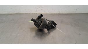 Gebruikte Extra waterpomp Renault Arkana (RJLL) 1.6 E-Tech 145 16V Prijs € 72,60 Inclusief btw aangeboden door Autohandel Didier