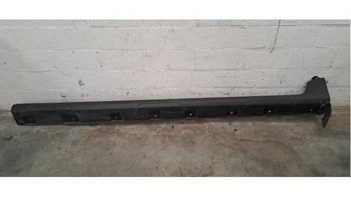 Marche-pied (list de couverture) gauche Dacia Jogger