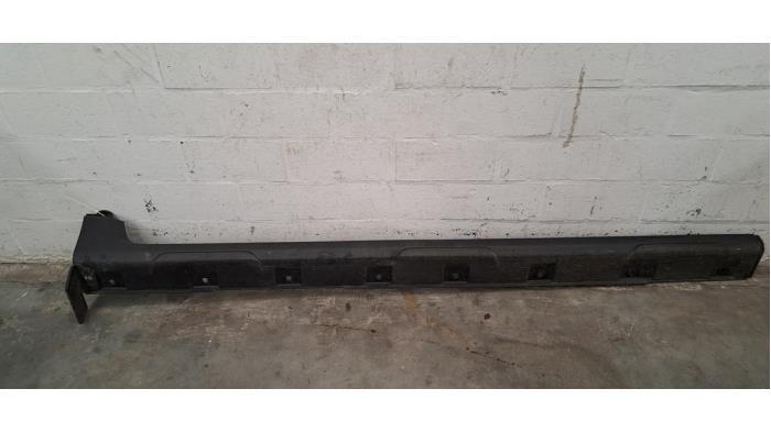 Marche-pied (list de couverture) droite Dacia Jogger