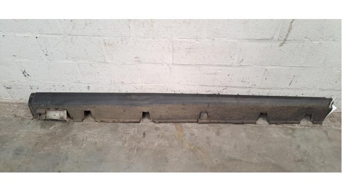Marche-pied (list de couverture) droite Peugeot Rifter