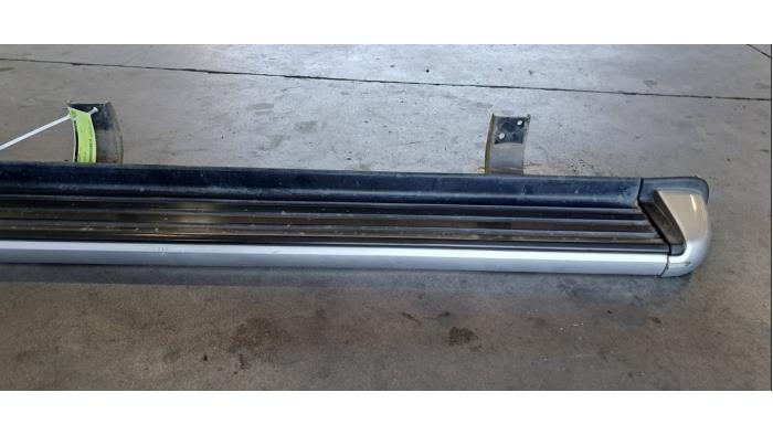 Marchepied gauche Nissan Navara