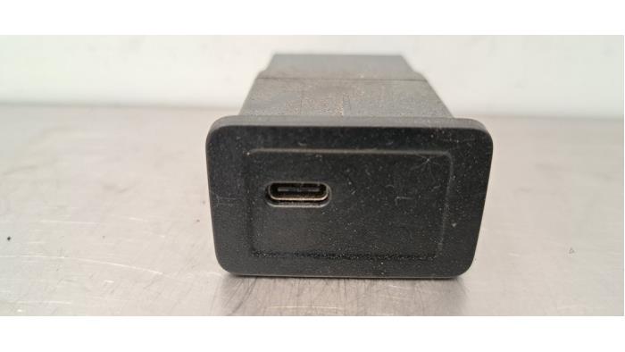 Connexion USB Mercedes EQA