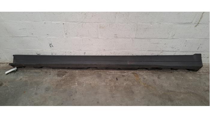 Marche-pied (list de couverture) gauche Mercedes EQA