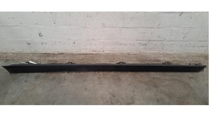 Marche-pied (list de couverture) droite Mercedes EQA