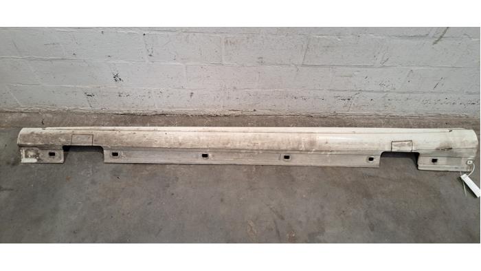 Marche-pied (list de couverture) gauche Mercedes CLA