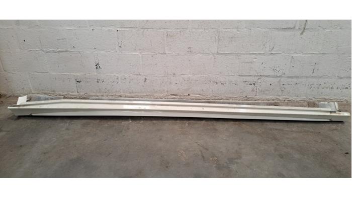 Marche-pied (list de couverture) droite Mercedes CLA