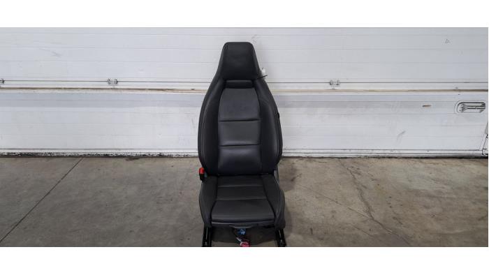 Siège droit Mercedes CLA