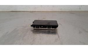 Gebruikte Draadloze oplader Hyundai i30 Fastback (PDEBA/PEDBC) 1.4 T-GDI 16V Prijs € 133,10 Inclusief btw aangeboden door Autohandel Didier