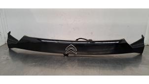 Gebruikte Sierlijst achterklep Citroen C4 Berline (BA/BB/BC) 1.5 Blue HDi 130 16V Prijs € 163,35 Inclusief btw aangeboden door Autohandel Didier