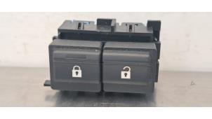 Gebruikte Centrale deurvergrendeling Schakelaar Peugeot 308 (F3/FB/FH/FM/FP) 1.5 Blue HDi 130 16V Prijs € 24,20 Inclusief btw aangeboden door Autohandel Didier