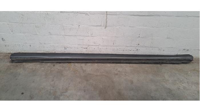 Marche-pied (list de couverture) droite Audi A8