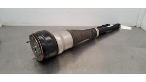 Gebruikte Schokdemper links-achter Mercedes S (222.0/222.1) 3.0 S-350d 4-Matic Prijs € 998,25 Inclusief btw aangeboden door Autohandel Didier