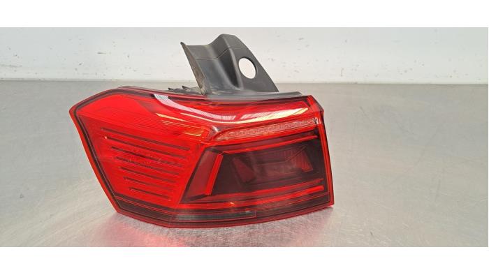 Feu arrière gauche Volkswagen Passat