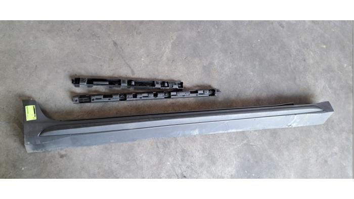 Marche-pied (list de couverture) droite Volvo V60