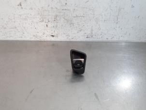 Gebruikte Schakelaar handrem Iveco New Daily VI 3.0 Natural Power 35C/S14, 40/50/65/70C14 Prijs € 24,20 Inclusief btw aangeboden door Autohandel Didier