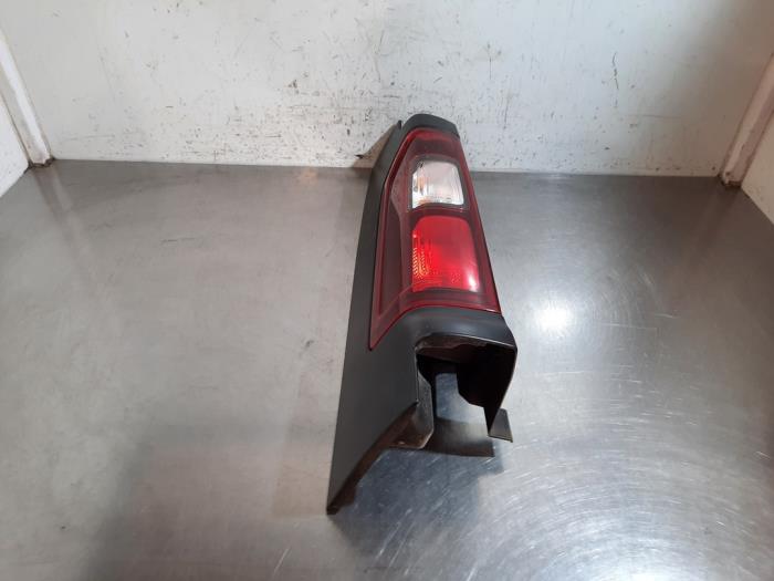 Feu arrière gauche Renault Trafic